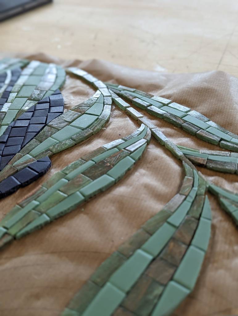 Mosaïque en préparation à l'atelier d'Alix. Formes de feuilles