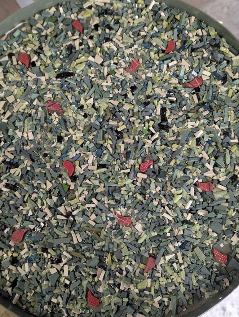 Morceaux de verres de couleurs et mosaïque