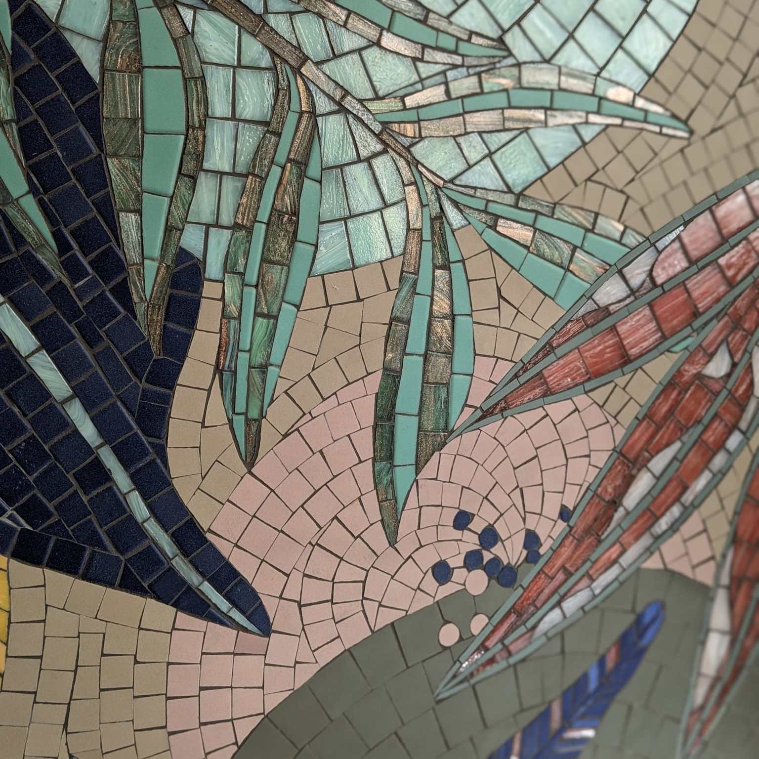 Oeuvre de mosaïque en forme de feuille à l'atelier d'Alix