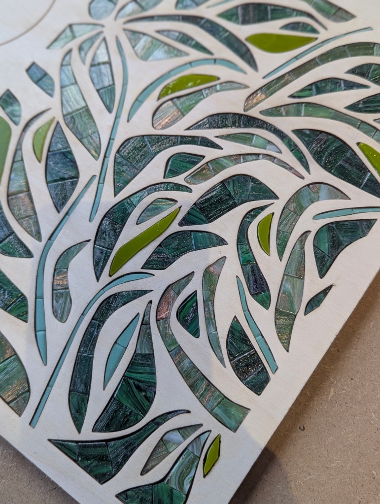 Mosaïque sur bois en forme de feuilles - L'atelier d'Alix