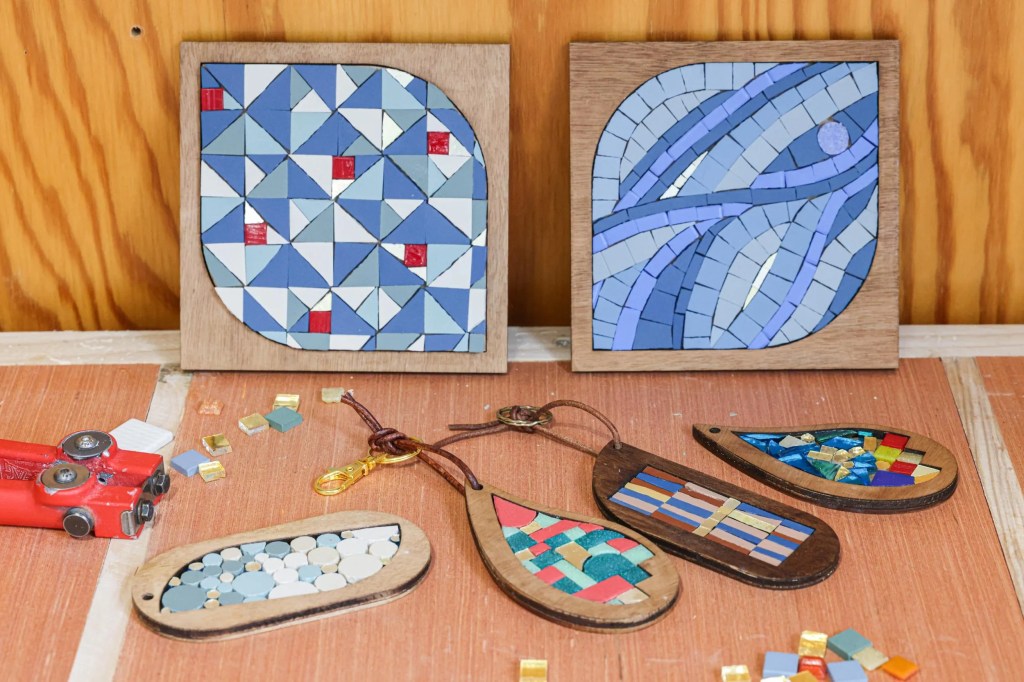 Carreaux en bois et mosaïque fait-main.